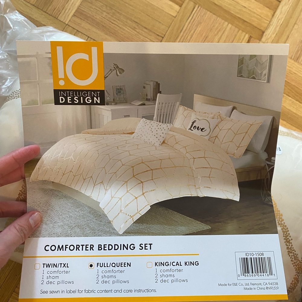 New unopened Full/queen comforter bedding set by intelligent design